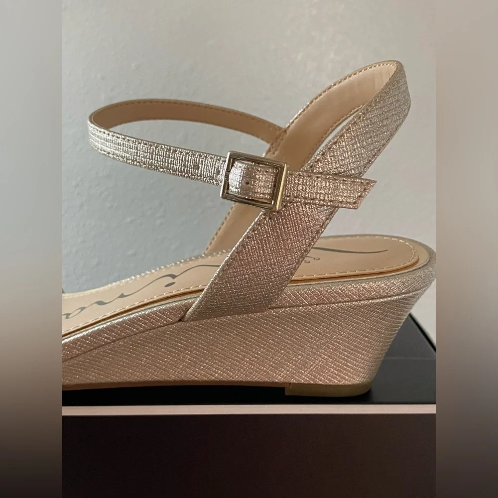 NEW… WOMENS NINA METALLIC GLITTER ELEGANT WEDGE SANDALS. 8